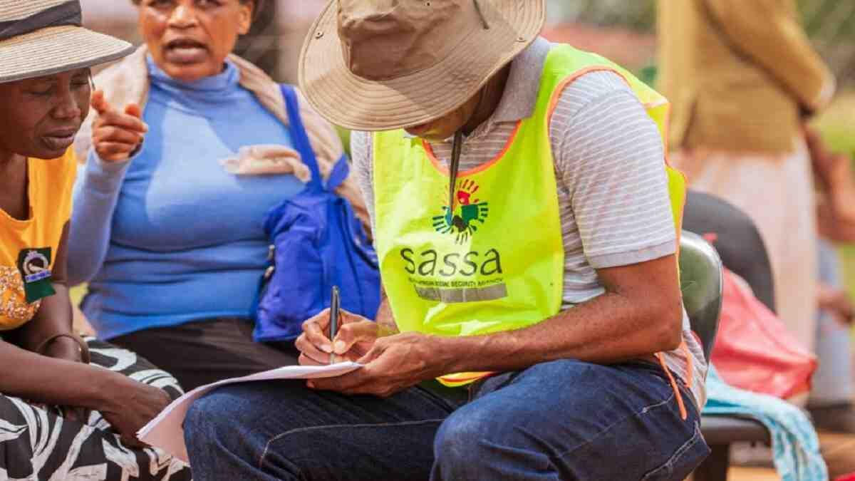 worker helping with sassa status check
